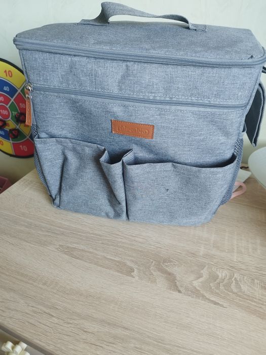 Стол за хранене, чанта и други неща