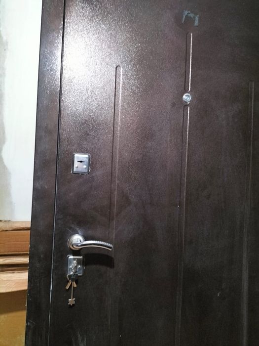 Продам входную металлическую дверь