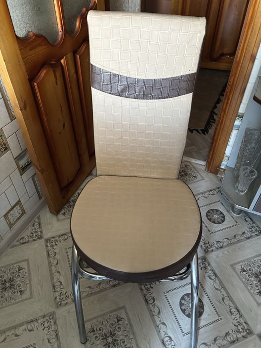 Продам кухонный стол и стулья