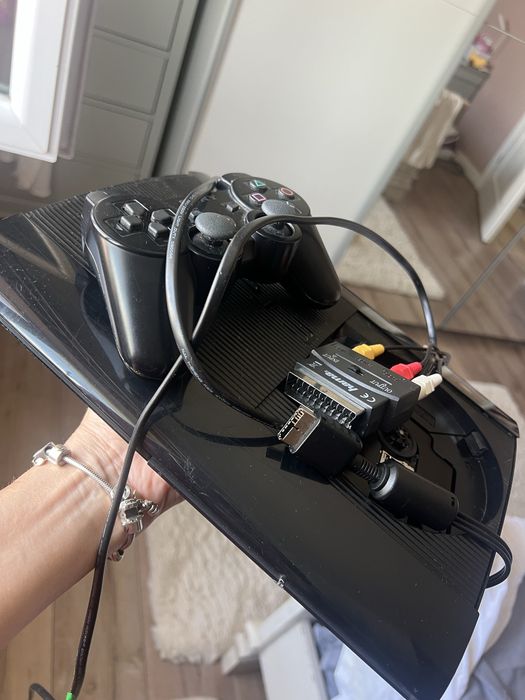 PlayStation 3 Super Slim + controller original Sony + cabluri