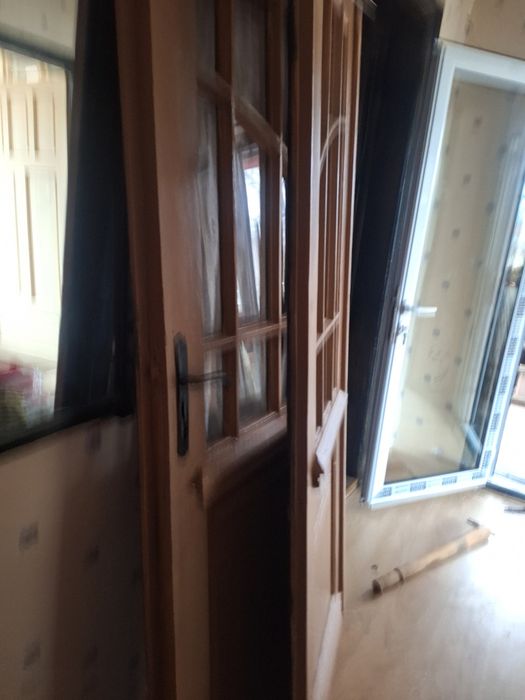 Стара двойна дървена врата