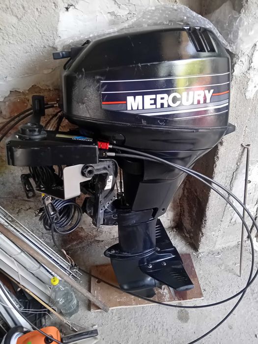 Продавам извънбордов двигател Mercury 8кс