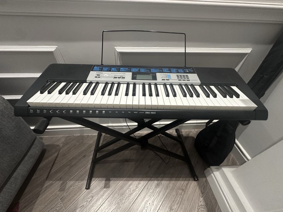 Синтезатор б/у у