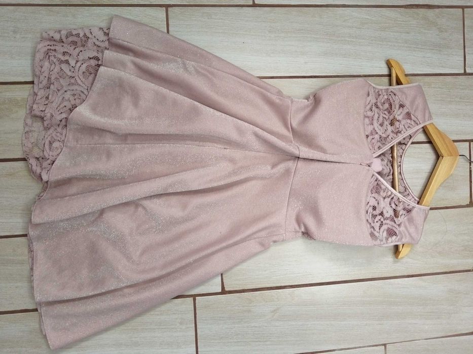 Кокетна рокля цвят пудра