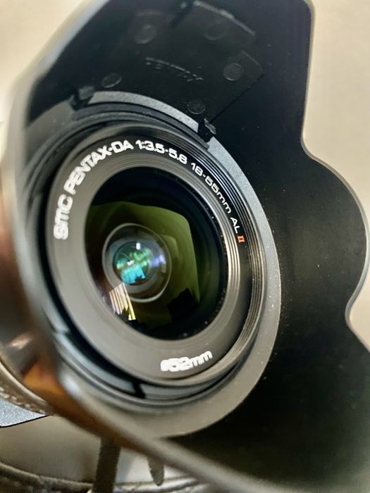 Vând aparat foto DSLR Pentax K200D, în stare bună și perfect funcțional, cu shutter count foarte mic: doar 3363 cadre.