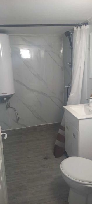 Дава се под наем таванска гарсониера, ремонтирана в центъра на гр.Враца