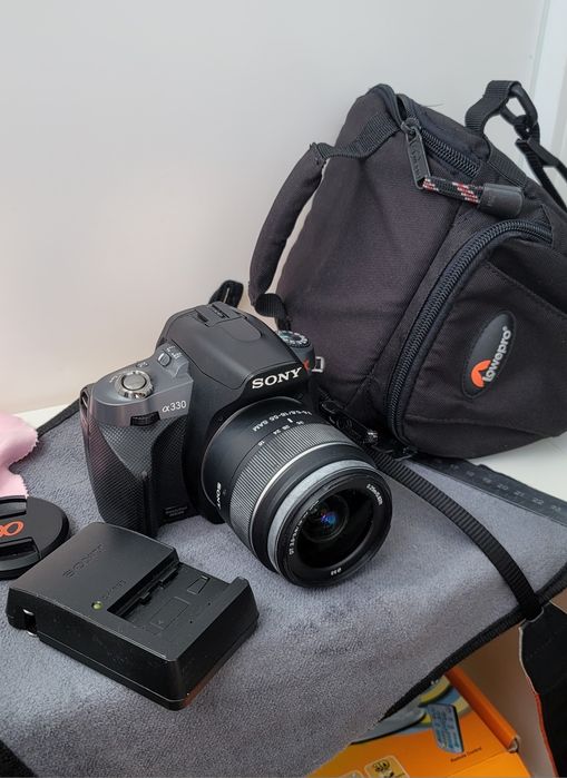 Sony Alpha DSLR-A330 с объективом.