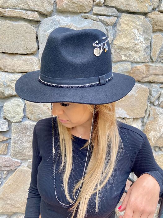 Шапка федора със синджири, стомана и цирконий