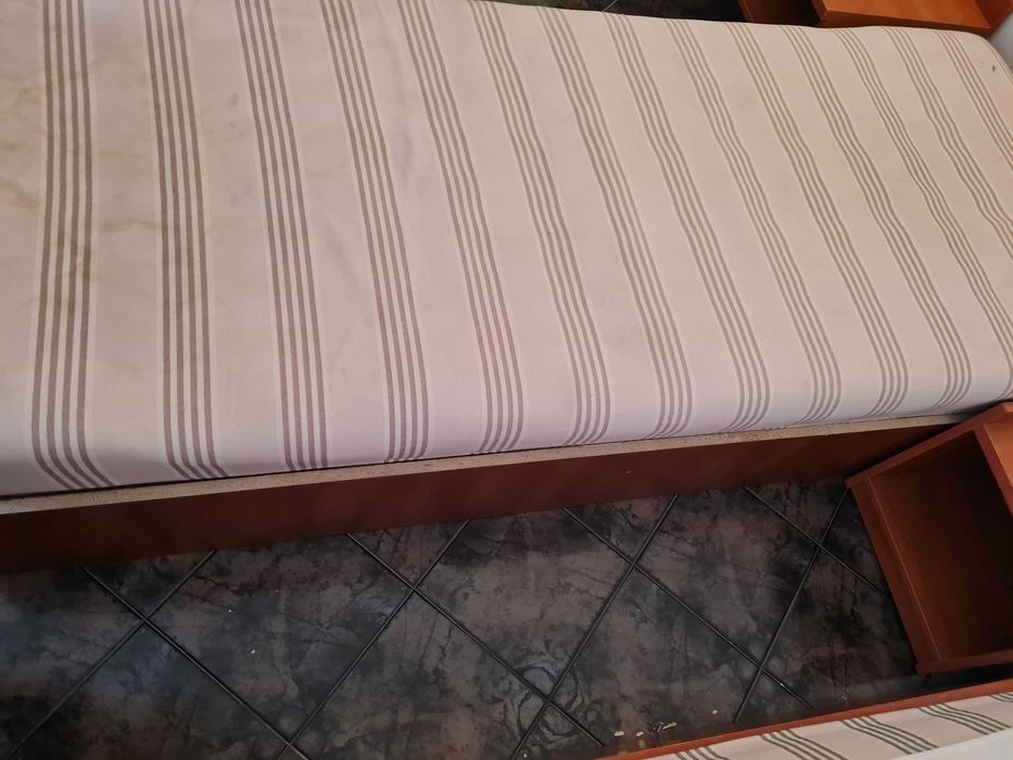 Легла за еднолицеви матраци или подматрачна рамка с или без матрак.