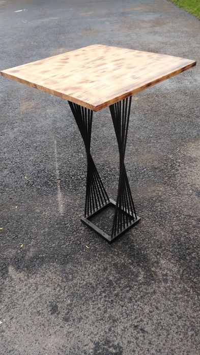 Vând masă bar din fier cu un design deosebit.