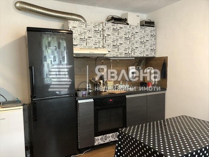 Самостоятелен етаж от къща с допълнителна постройка