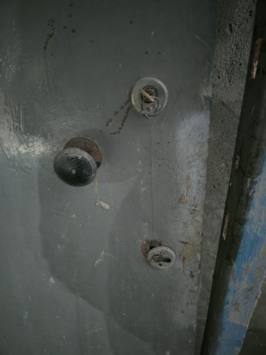 Продам дверь металлическую б/у.