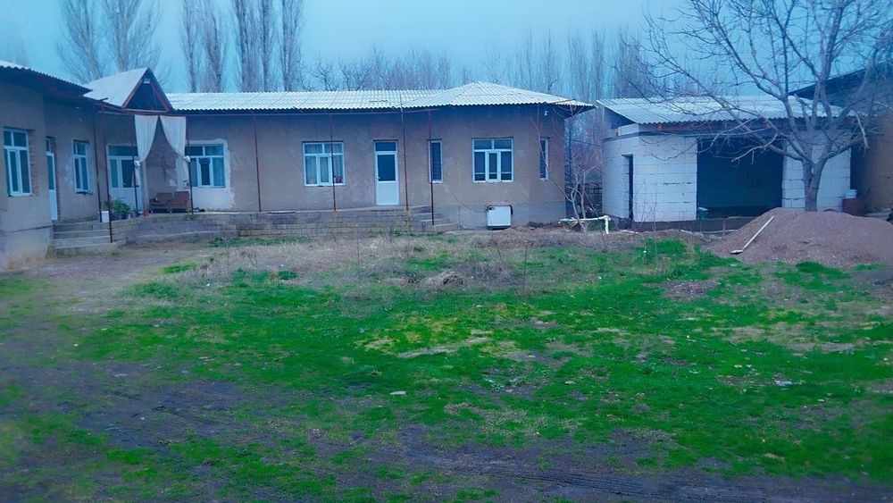 У́ртасаройда 10 сотх 6 хонали ховли сотилади . У́ртачирчик тумани