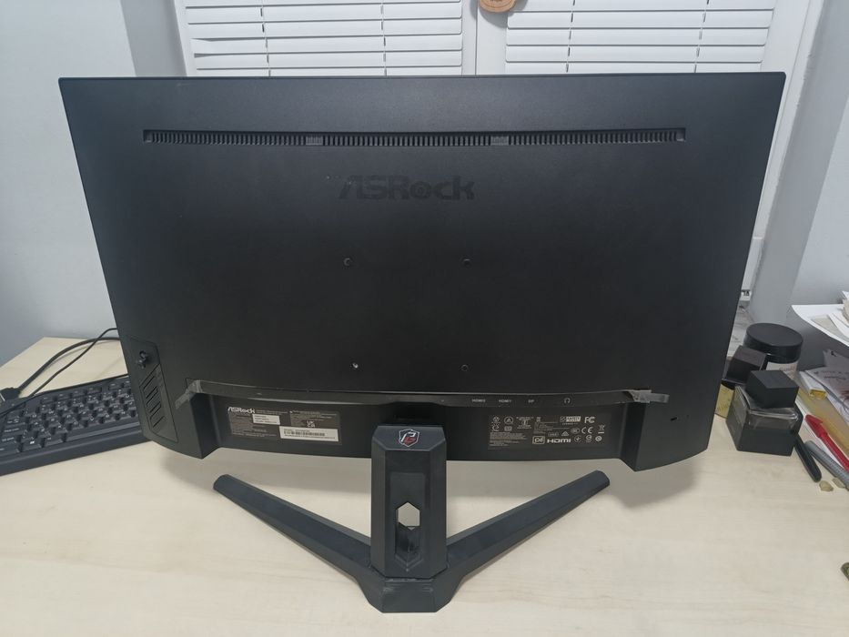 Asrock 27" геймърски монитор с пукнат диспей
