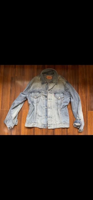 Vând Geaca de blugi Levi's