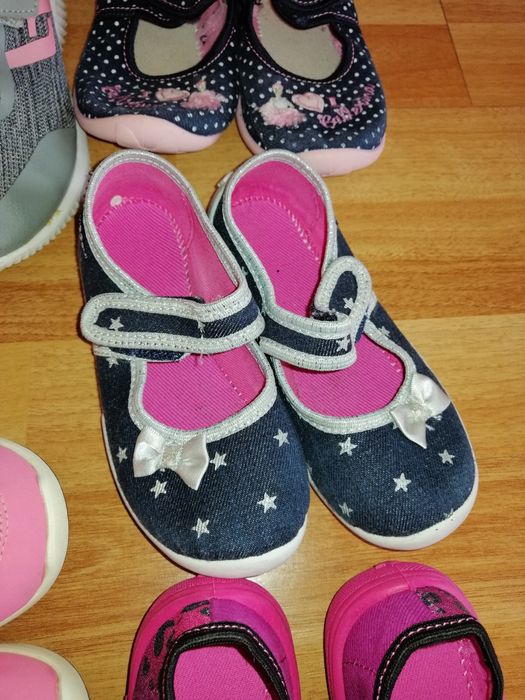 Различни размери маратонки и пантофки