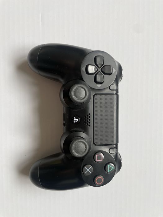 PlayStation 4 1TB doua manete