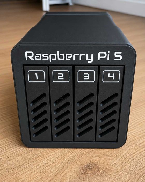 Carcasă NAS pentru Raspberry Pi – 4 x HDD/SSD 3.5"/2.5" | Răcire activă | Design premium Noua!