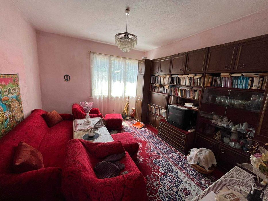 Етаж от къща с двор за продажба в Казанлък – 92 кв.м., изба 47 кв.м.