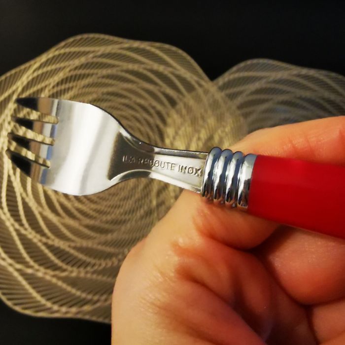 Set farfurii și tacâmuri