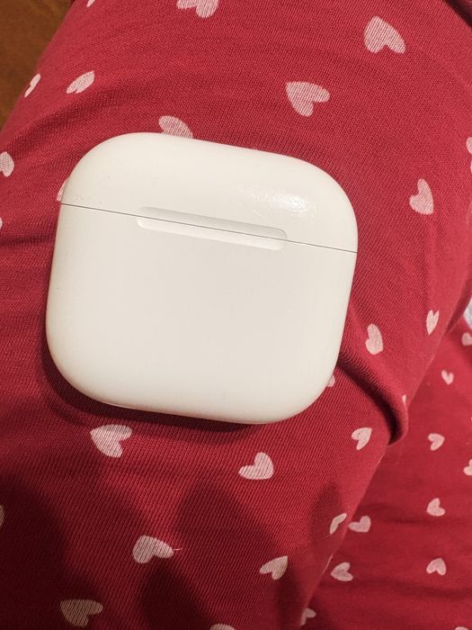 Airpods 4 , вкрсия 8B21