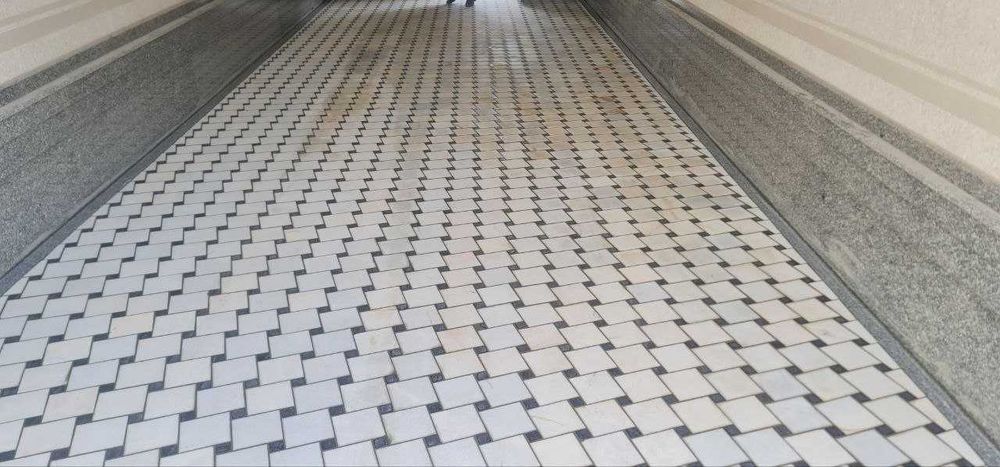 Гранит и мрамор.