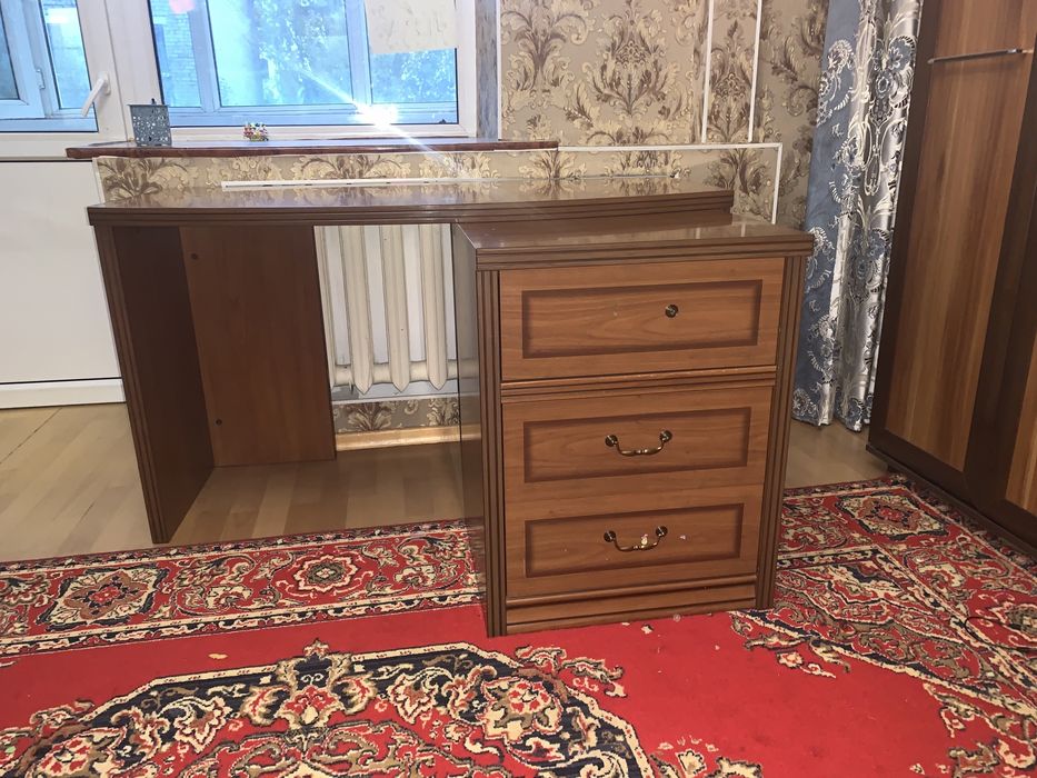 Стол с тумбочкой (отсоединены)