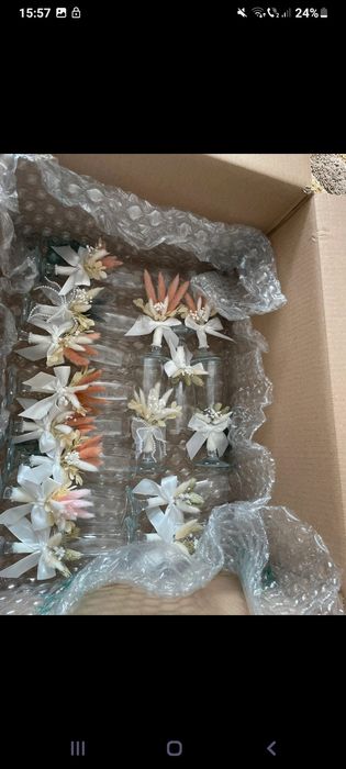 Realizez pahare personalizate de nunta cu flori uscate și conservate