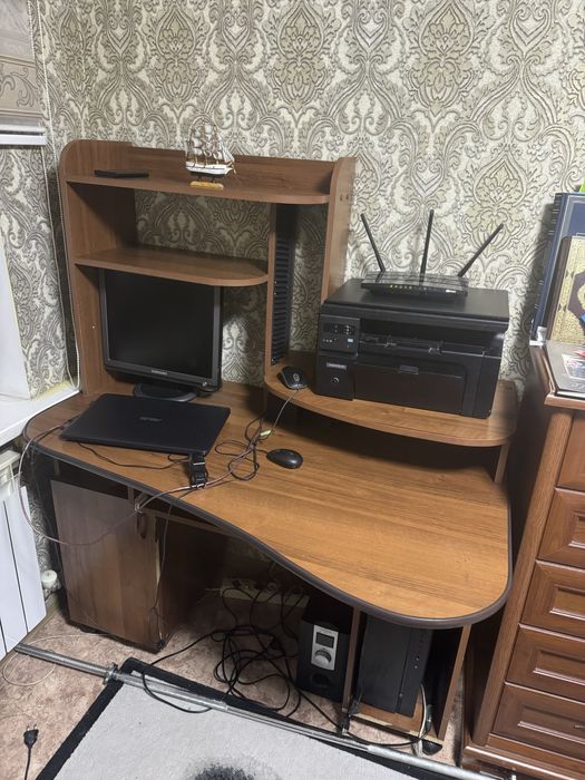 Продам компьютерный стол