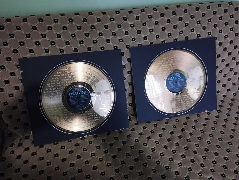 2 ЗЛАТНИ плочи на Джон Ленън (Гравирани с текст и ликът му)