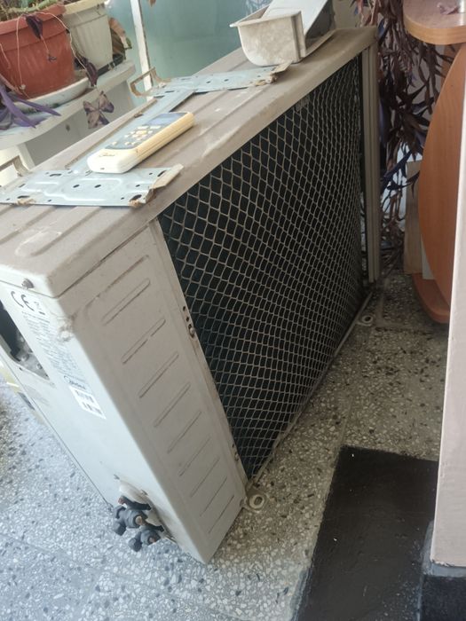 Свален но работещ климатик