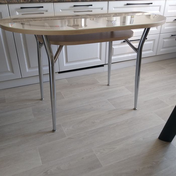 Стол кухонный продаю