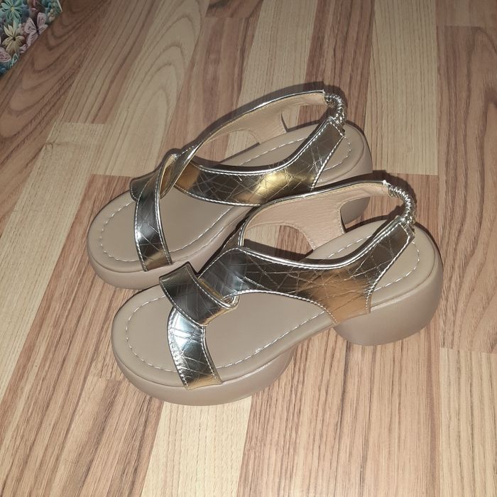 Новые Босоножки продам