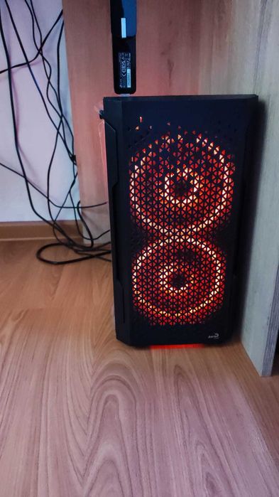 Vand PC Gaming + birou si periferice