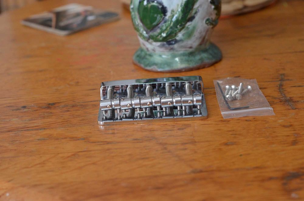 Bridge pentru chitara bas din metal.