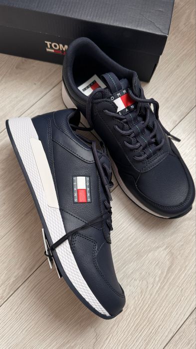 Кроссовки от Tommy Hilfiger