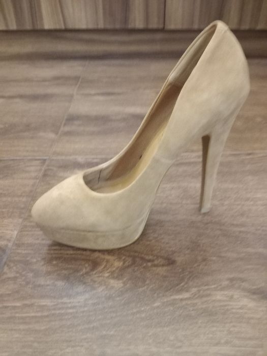 Дамски обувки на висок ток