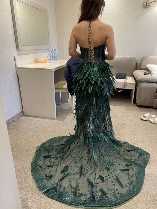 Бална рокля в зелено с пера