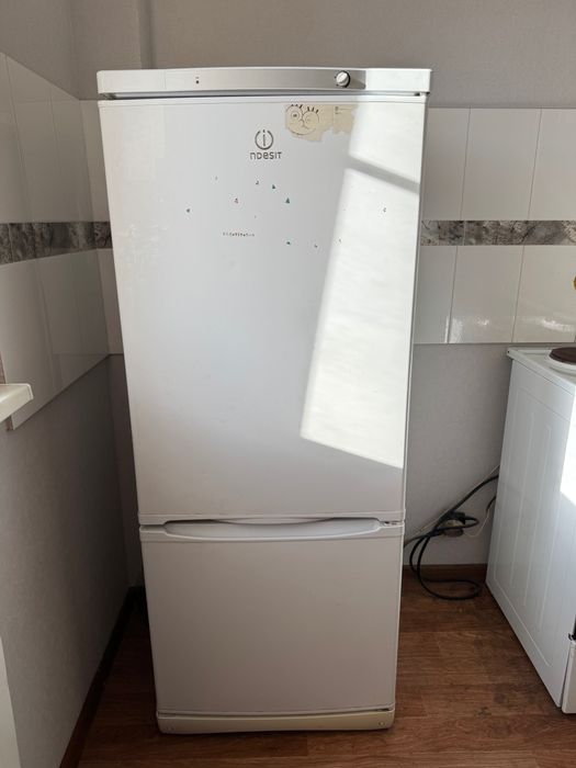 Холодильник Indesit двухкамерный, рабочий. Астана.