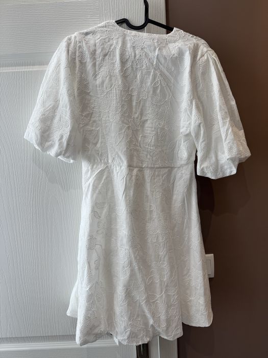 Бяла рокля по модел на Зара