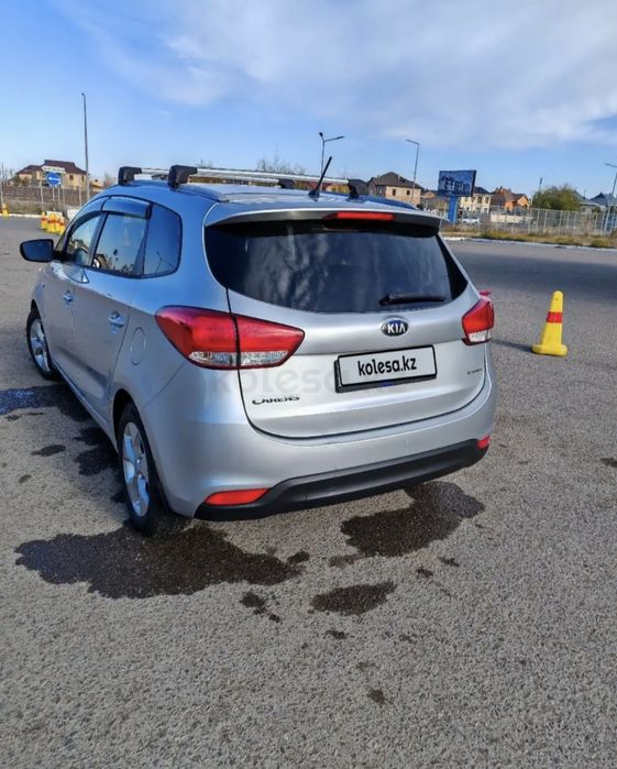 Автомобиль Kia carens