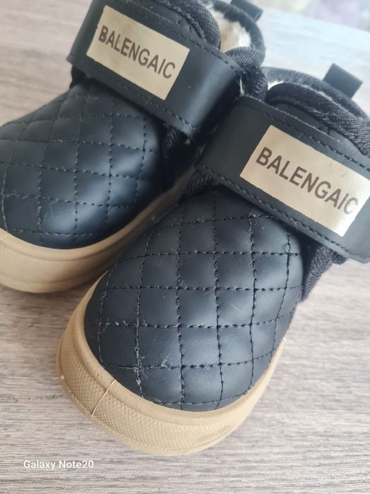 Продам тепленькие ботиночки "Balencgaic"