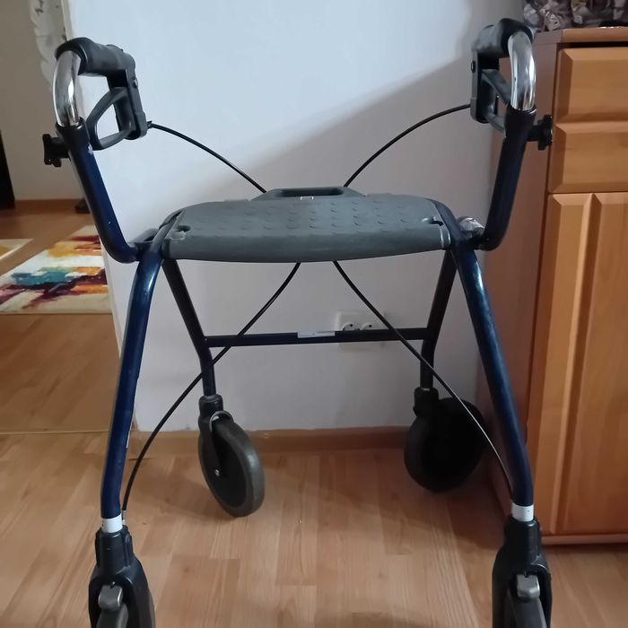 Vand rolator utilizat, in stare foarte buna.