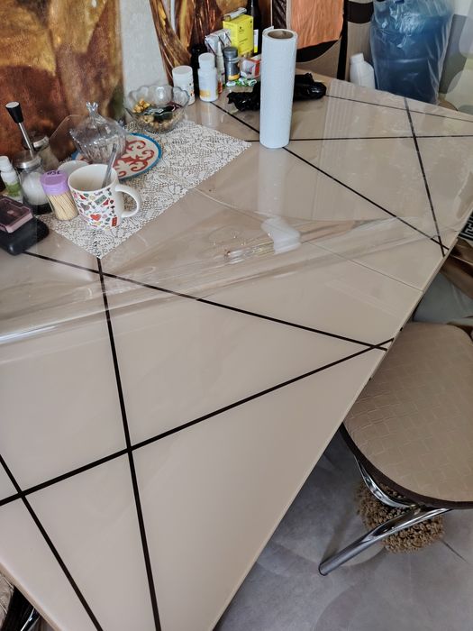 Кухонный стол с шестью стульями