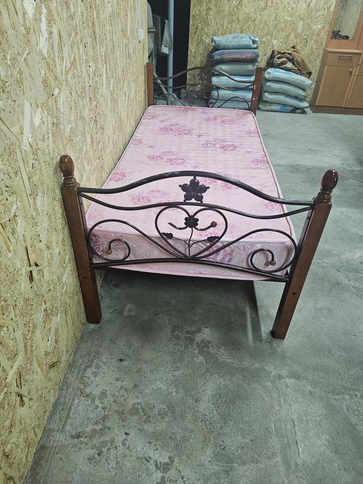 Кровать с матрасом