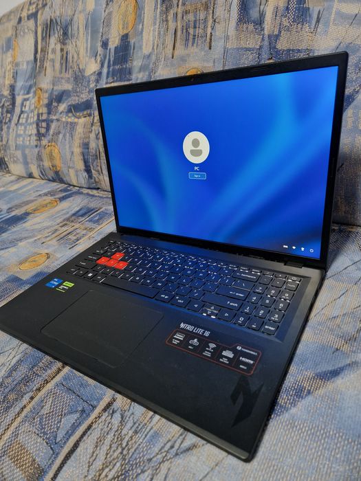 Продавам acer nitro lite 16 в комплект с охлаждаща подложка iets gt300b1 с  включен usb  hub на задня  панел!!!