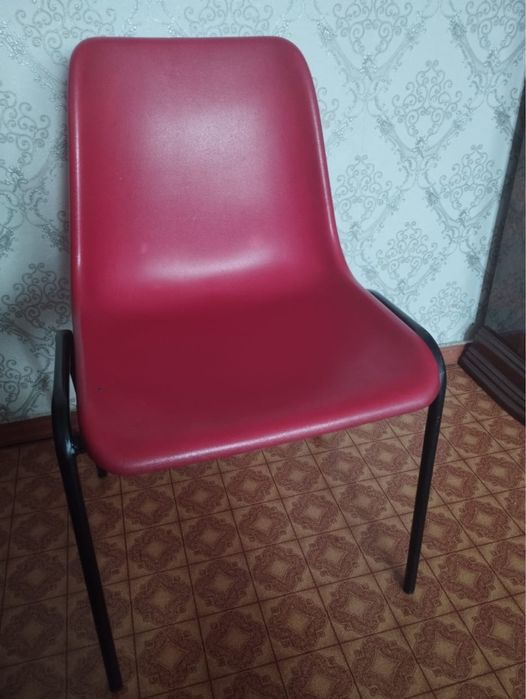 Стул из пластика