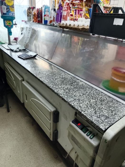 Продаю витринный холодильник