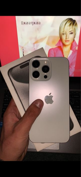 Продаю iPhone 15 Pro Max, белый Titanym