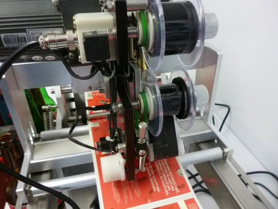 Masina etichetare sticle bere